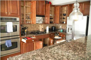 Open Floor Plan, Spa Tub, Fully Stocked Kitchen, King Bed